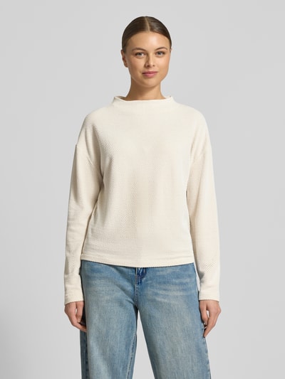 Frauenmodel trägt Relaxed Fit Sweatshirt mit Stehkragen Modell 'Serata' von Opus aus elastischem Viskose-Mix mit Strukturmuster, Cremefarbe, Ganzkörperansicht von vorne.