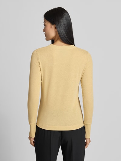 Frauenmodel trägt Regular Fit Longsleeve mit Rundhalsausschnitt von Marc Cain in Glitzer-Optik, elastischer Material-Mix, Rückenansicht.