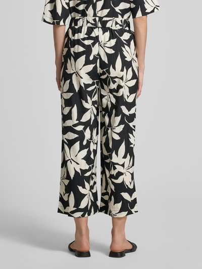 Kobiece modelka nosi Wide Leg Culotte aus Viskose-Mix von s.Oliver RED LABEL, efekt: wzór na całej powierzchni, krój wide leg, elastyczny ściągacz, wpuszczane kieszenie, wykończenie materiału: krepa, mieszanka wiskozy, Ganzkörperansicht Rückansicht.