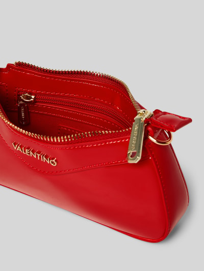 Produktfoto, rote Shoulder Bag mit Logo-Detail Modell 'Elly' von VALENTINO BAGS, Ketten-Optik, Reißverschlusstasche, Maße 20x10x4 cm, abnehmbarer Schulterriemen 112 cm