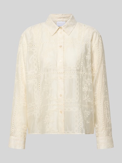 Produktfoto, Regular Fit Bluse mit Lochstickerei von Jake*s Collection, kremowy kolor, krój regular fit, haft angielski, kołnierzyk koszulowy, listwa guzikowa, długość tyłu w rozmiarze 38: 63 cm, długość rękawów w rozmiarze 38: 60 cm