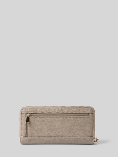 Produktfoto, beiges Portemonnaie mit Label-Detail Modell 'BRENTON' von Guess, Hauptfach und Innenfach mit Reißverschluss, strukturierte Oberfläche