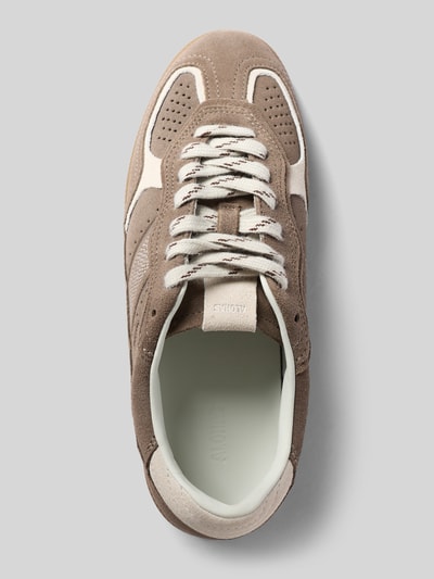 Produktfoto, Sneaker mit Label-Prägung von ALOHAS, beige und weiße Kontrastpartien, strukturierte Sohle, abgerundete Form, Draufsicht, Damen Sneaker.
