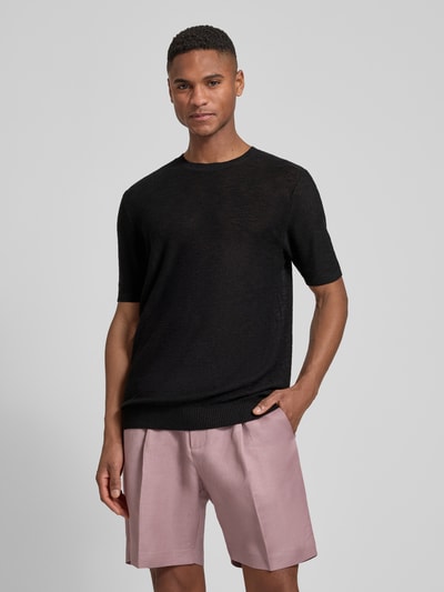 Męski model nosi Slim Fit T-Shirt aus Leinen-Mix in Strick-Optik von Antony Morato, czarny, mieszanka lnu i wiskozy, krój slim fit, imitacja dzianiny, okrągły dekolt, krótki rękaw, elastyczne wykończenia, długość tyłu w rozmiarze M: 72 cm, Ganzkörperansicht von vorne.