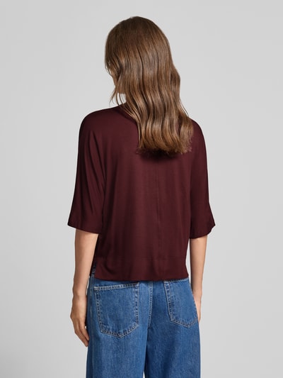 Vrouwenmodel draagt Relaxed Fit 3/4-shirt uit viscose-mix model 'Sinse' van OPUS in donkerrood, blauwe denim, textuur glad, dames 3/4-shirt van OPUS, volledig lichaam achteraanzicht