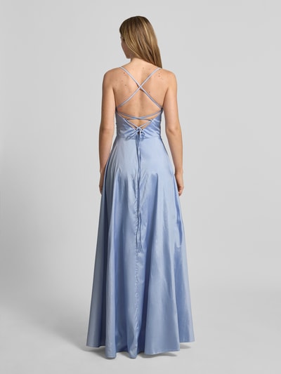 Frauenmodel trägt Regular Fit Abendkleid mit gelegten Falten von Luxuar, hellblauer Satin, Schnürverschluss, Spaghetti-Träger, Ganzkörperansicht Rückansicht.