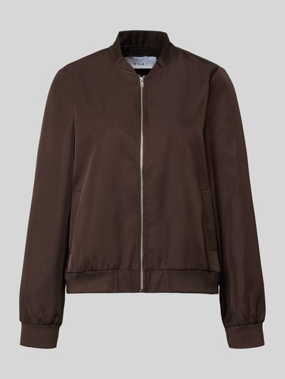 Produktfoto, Regular Fit Bomberjacke mit Stehkragen Modell 'Papaya' od Vila, brązowy kolor, gładka tekstura, dwie kieszenie wpuszczane, elastyczne wykończenia, zamek błyskawiczny, długość tyłu w rozmiarze 36: 48 cm, szerokość ramion w rozmiarze 36: 38 cm, szerokość klatki piersiowej w rozmiarze 36: 50 cm, długość rękawa w rozmiarze 36: 63 cm