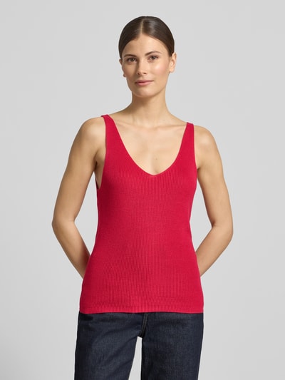Frauenmodel trägt Regular Fit Strick-Top aus Viskose-Mix Modell 'NEWLEX' von Vero Moda, Optik: Unifarben, V-Ausschnitt, breite Träger, Materialverarbeitung: Strick, Nahaufnahme Oberkörper.