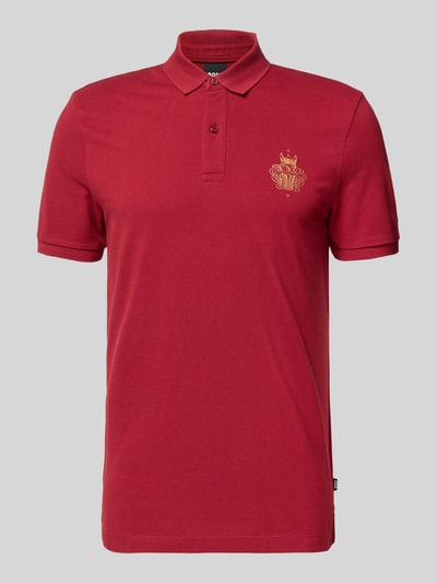 Produktfoto, Regular Fit Poloshirt aus reiner Baumwolle Modell 'QIANG' von BOSS, Optik: Unifarben, Motiv-Label-Print, Polokragen, Kurzarm, Ärmelabschluss: Gerippt, Rumpfabschluss mit Seitenschlitzen, Materialverarbeitung: Piqué.