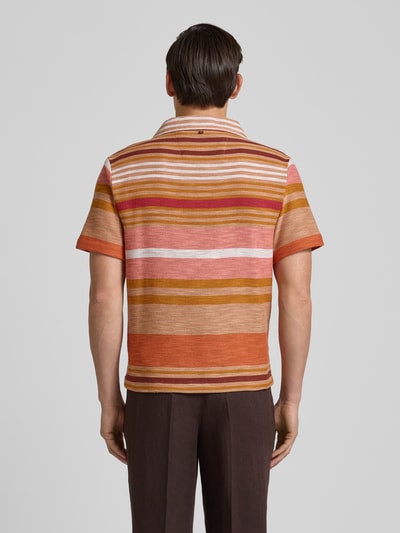 Männermodel trägt Slim Fit Freizeithemd mit Reverskragen Modell 'Carlo' von Zuitable, bunte Streifen, Baumwoll-Mix, Ganzkörperansicht Rückansicht