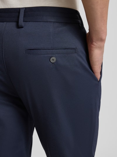 Männermodel trägt Slim Fit Jogpants aus Stretch-Jersey Modell 's.O JOGG' von s.Oliver BLACK LABEL in Dunkelblau, Detailaufnahme Rückansicht.