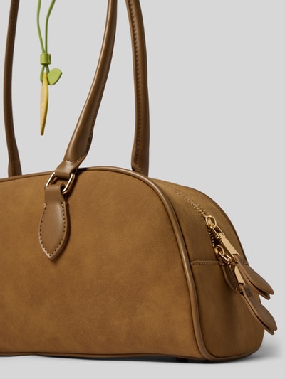 Produktfoto, Shoulder Bag in Leder-Optik Modell 'Nibe' von Seidenfelt in Braun, mit Reißverschluss, Hauptfach, Schulterriemen, glatte Struktur, Maße: Breite 42 cm, Länge 44 cm, Tiefe 11 cm, Riemenlänge 40 cm