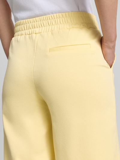 Frauenmodel trägt Culotte mit elastischem Bund Modell 'Kate' von ICHI im Wide-Fit, Material-Mix mit Viskose-Anteil, angedeutete Gesäßleistentasche, Detailaufnahme Rückansicht.