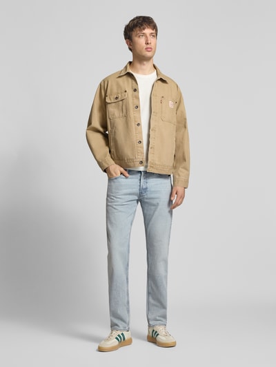 Männermodel trägt Slim Tapered Fit Jeans mit Eingrifftaschen Modell 'Streem' von G-Star Raw in hellem Blau, Reine Baumwolle, Ganzkörperansicht von vorne.