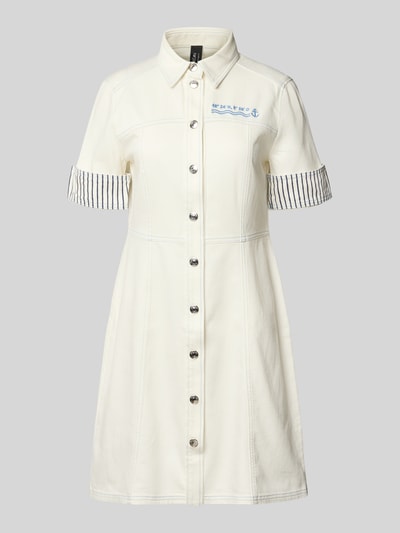 Produktfoto, Knielanges Jeanskleid mit Stitching von Marc Cain aus Baumwoll-Elasthan-Mix in Creme mit blauen Details, A-Linie, Hemdblusenkragen, Knopfleiste, Ärmel mit Aufschlag, strukturierte Oberflächen
