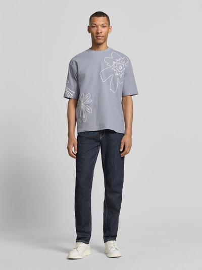 Männermodel trägt T-Shirt mit Motiv-Stitching von JAKE*S STUDIO MEN in Blaugrau, Baumwoll-Mix mit Stretch-Anteil, Regular-Fit, Rundhalsausschnitt, Ganzkörperansicht von vorne.