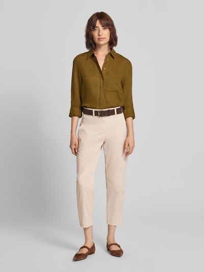 Frauenmodel trägt Hose in verkürzter Passform Modell 'EBBY' von MAC aus Baumwoll-Elasthan-Mix in Beige mit Eingrifftaschen, Ganzkörperansicht von vorne.