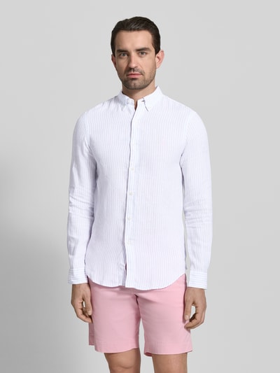 Männermodel draagt Slim Fit Vrijetijdsoverhemd uit puur linnen van Polo Ralph Lauren, meerkleurige gestreepte look, borstzak met logodetail, lange mouw met sportmanchet, afgeronde rompzoom, button-downkraag, gevlamd garen, materiaal: linnen. Ganzkörperansicht van voren.
