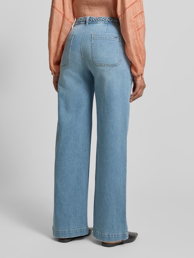 Frauenmodel trägt Straight Fit Jeans mit Eingrifftaschen von JAKE*S STUDIO WOMAN, hellblau, High Rise, strukturierter Gürtel, Ganzkörperansicht Rückansicht.
