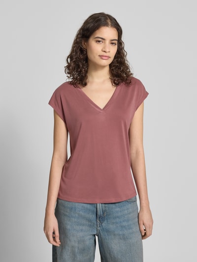 Frauenmodel trägt Loose Fit T-Shirt aus Modal-Mix Modell 'FREE' von Only in Unifarbe mit V-Ausschnitt, kurzarm, Ganzkörperansicht von vorne.