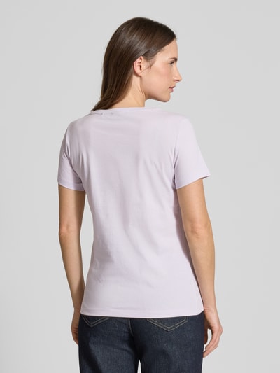Frauenmodel trägt Regular Fit T-Shirt aus reiner Baumwolle Modell 'C_ELOVE_EMBRO' von BOSS Orange, unifarben, Ganzkörperansicht Rückansicht.
