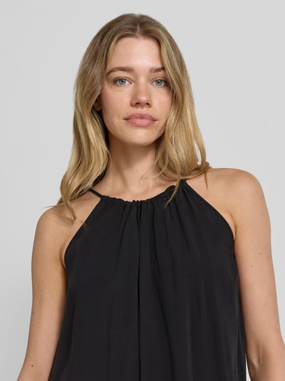 Frauenmodel trägt Midikleid mit rückseitigem Schlüsselloch-Ausschnitt von OPUS im Micromodal-Mix, Farbe Schwarz, Nahaufnahme Oberkörper.
