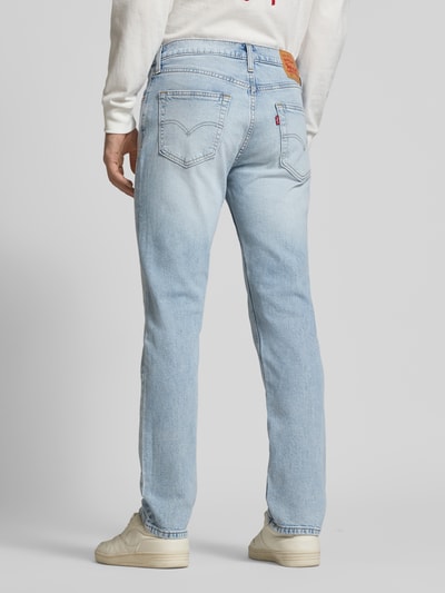 Männermodel trägt Slim Fit Jeans im 5-Pocket-Design Modell '511®' von Levi's®, hellblau, Baumwoll-Lyocell-Anteil, Rückansicht Ganzkörperansicht.