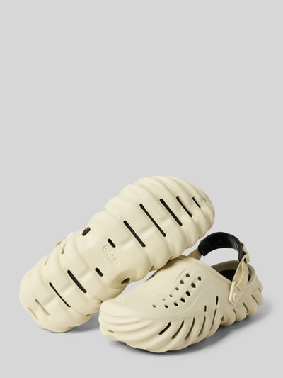 Productfoto, Hausschuhe met Label-Detail van Crocs, afgeronde neus, gestructureerde zool, beige kleur, maat 43/44, hakhoogte 9 cm.