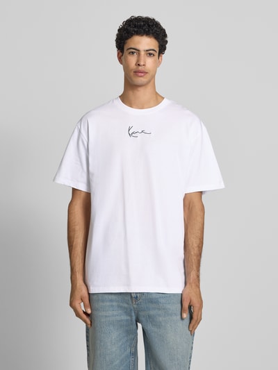 Männermodel trägt Oversized T-Shirt mit Logo-Stitching von KARL KANI, Herren T-Shirt aus Reine Baumwolle, Rundhalsausschnitt, Oversized-Fit, Rückenlänge bei Größe M 72 cm, Ganzkörperansicht von vorne.
