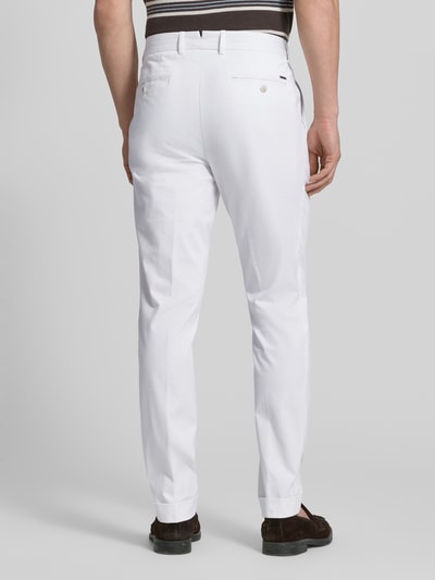 Männermodel trägt Slim Fit Hose aus katoenmix model 'H-GENIUS' van BOSS in effen wit met steekzakken en persvouwen, twill, achteraanzicht volledige lichaamsopname.