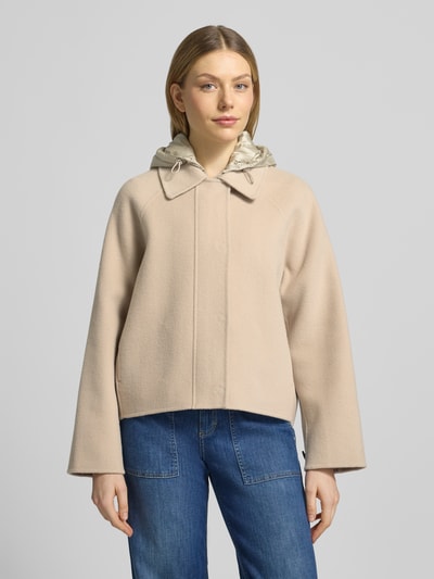 Modelka kobieca ma na sobie Regular Fit Jacke mit Umlegekragen od Blonde No. 8, beżowy kolor, z kapturem i troczkiem, długość tyłu w rozmiarze 36: 61 cm, szerokość ramion w rozmiarze 36: 43 cm, szerokość w biuście w rozmiarze 36: 56 cm, długość rękawa w rozmiarze 36: 61 cm, krój regular fit, zdjęcie całej sylwetki z przodu.