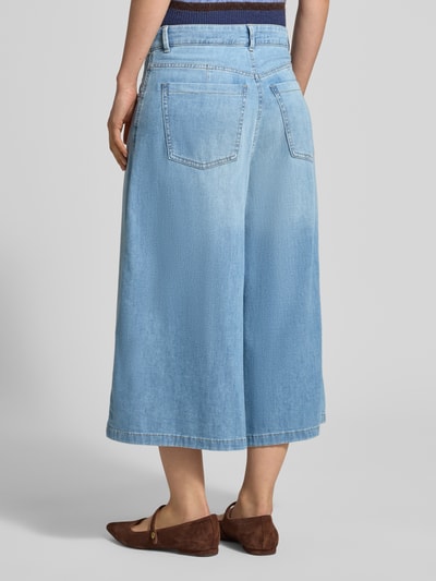 Vrouwenmodel draagt Loose Fit Jeans met steekzakken model 'Melli' van Brax, katoenmix met stretch, wide leg, achteraanzicht, productdetails: taillewijdte maat 36 is 43 cm, binnenbeenlengte 55 cm.