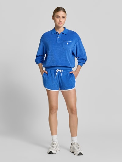 Frauenmodel trägt Regular Fit Sweatshorts aus Baumwoll-Mix von Polo Ralph Lauren in Two Tone Optik mit Logo-Stitching, Ganzkörperansicht von vorne.