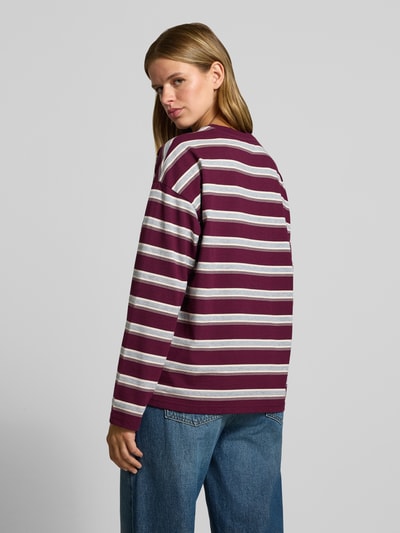Vrouwenmodel draagt Relaxed Fit Sweatshirt uit katoenmix model 'Ember' van NOISY MAY®, bordeaux-grijs gestreept, ganzichts rugaanzicht