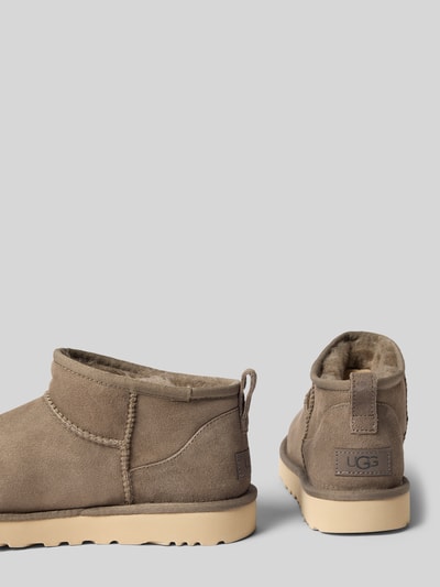 Produktfoto, Boots aus Leder mit Label-Patch Modell 'CLASSIC ULTRA MINI' von UGG, brązowa faktura skóry, zaokrąglony kształt, podeszwa z bieżnikiem, wysokość obcasa 3 cm, wysokość cholewki 8 cm, szerokość w rozmiarze 40: 14 cm