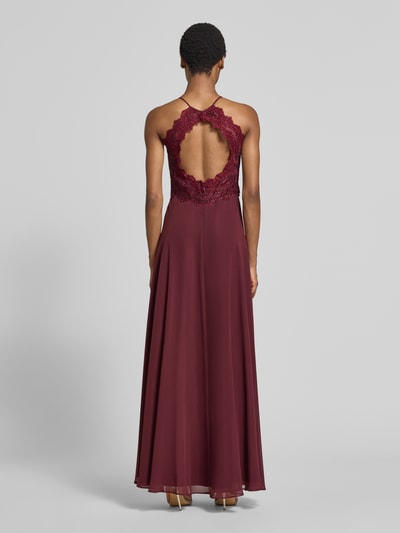 Männermodel trägt sukienka wieczorowa 'Abendkleid mit floralem Spitzenbesatz' von Vera Mont aus szyfon w kolorze bordowym, obszycie koronką i cekinami, okrągły dekolt, krój bez rękawów, wycięcie na plecach, wszyty zamek błyskawiczny, długość do ziemi, Długość tyłu w rozmiarze 36: 155 cm, Szerokość w rozmiarze 36: 34 cm, Ganzkörperansicht Rückansicht