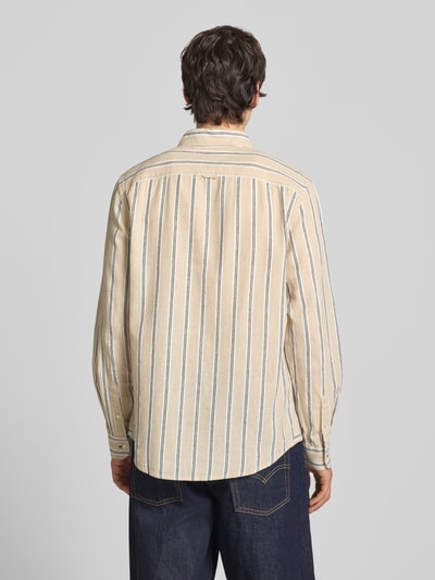 Männermodel trägt Regular Fit Freizeithemd aus Leinen-Baumwoll-Mix von Tommy Jeans, Mehrfarbig, Optik: Gestreift, Ganzkörperansicht Rückansicht.