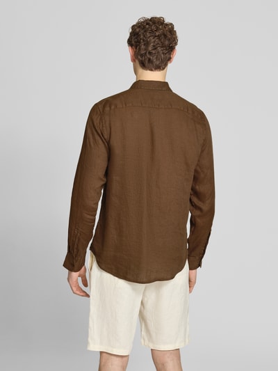 Männermodel trägt Regular Fit Leinenhemd mit Kentkragen und Brusttasche van Guess, puur linnen, bruin, met borstzak, rugaanzicht, regular fit, kentkraag, ruglengte 77 cm, schouderbreedte 43 cm, mouwlengte 67 cm. Ganzkörperansicht Rückansicht.