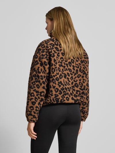 Frauenmodel trägt Regular Fit Teddyjacke mit Animal Print Muster Modell 'THEA' von ONLY, braun-schwarz, Damen Teddy- / Webpelzjacke, Ganzkörperansicht Rückansicht.