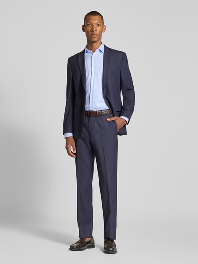 Männermodel trägt Regular Fit Businesshemd aus reiner Baumwolle Modell 'New Kent Patch' von Seidensticker, Herren Businesshemd, Ganzkörperansicht von vorne.