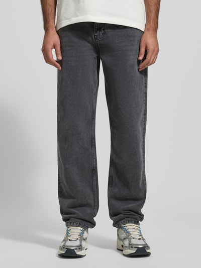 Männermodel trägt Straight Fit Jeans im Used-Look Modell 'Ryder' von Les Deux aus reiner Baumwolle, dunkles Grau, Eingrifftaschen, Nahaufnahme Unterkörper. Bundweite 44 cm, Innenbeinlänge 80 cm bei Größe 32/32.