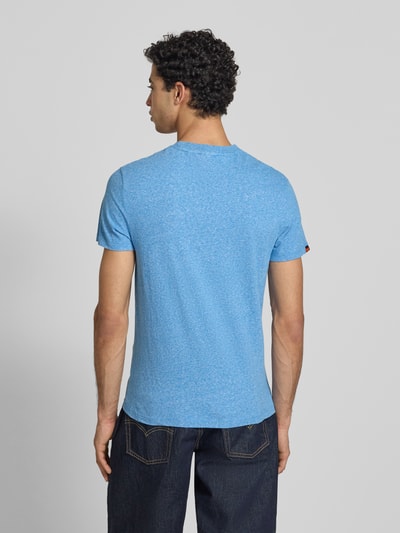 Männermodel trägt Regular Fit T-Shirt mit Logo-Stitching von Superdry in Blau, Reine Baumwolle, Rundhalsausschnitt, Rückenlänge 69 cm, Ganzkörperansicht Rückansicht.