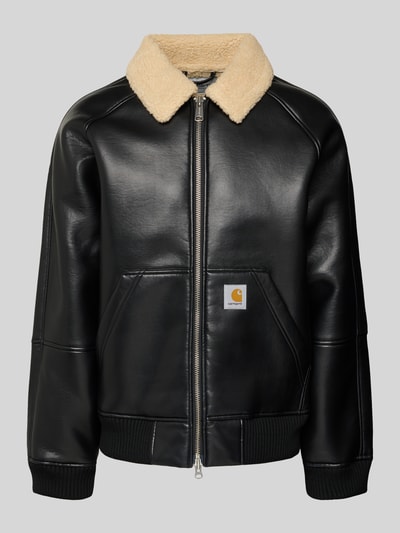 Produktfoto, schwarze Bomberjacke mit Zweiwege-Reißverschluss Modell 'SHEPTON' von Carhartt Work In Progress, Teddyfellkragen, Struktur glatt.