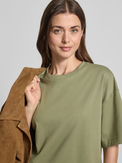 Vrouwenmodel draagt Oversized T-shirt uit puur katoen van s.Oliver RED LABEL, look: effen, oversized pasvorm, logo-applicatie, ronde hals, korte mouw, jersey materiaalverwerking, Nahaufnahme Oberkörper.