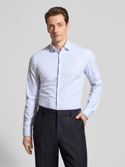 Męski model nosi błękitne Slim Fit Freizeithemd mit Kentkragen Modell 'Performance' od OLYMP, długi rękaw, widok całej sylwetki z przodu.