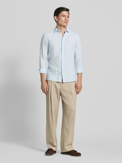 Männermodel trägt Slim Fit Freizeithemd aus Leinen-Mix Modell 'Steven' von CINQUE, hellblau, Knopfleiste, Kentkragen, Ganzkörperansicht von vorne, Rückenlänge 68 cm, Schulterbreite 42 cm, Ärmellänge 65 cm, Langärmelig, Baumwoll-Anteil.