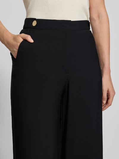 Kobieta nosi czarne szerokie spodnie z mieszanki modalu Weite Hose mit Modal-Mix od Jake*s Casual, zbliżenie na górną część ciała