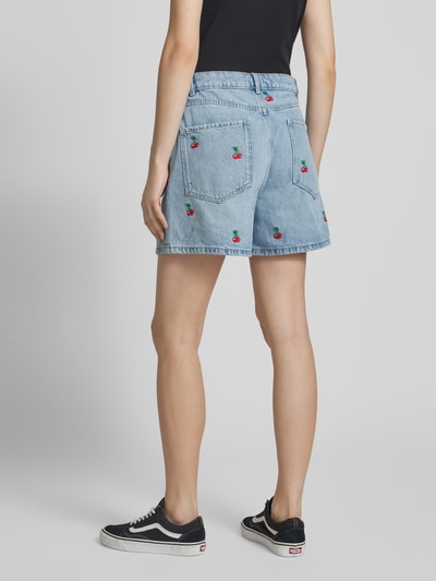 Review Jeansshorts mit Stitchings und Eingrifftaschen Hellblau 5