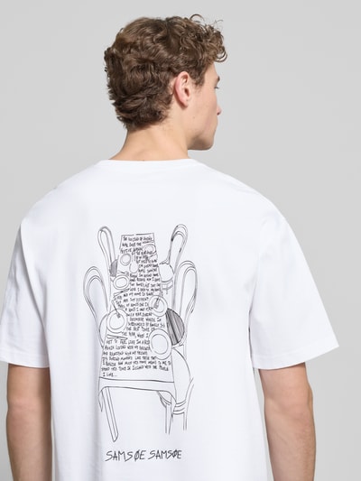 Männermodel trägt T-Shirt mit Label-Stitching von Samsøe Samsøe aus Reine Baumwolle im Regular-Fit, Rückenansicht, Nahaufnahme Oberkörper.