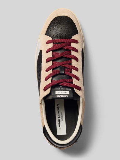 Produktfoto, Sneaker mit Kontrastbesatz Modell 'SK8 DELUXE' von Crime Deluxe, abgerundete Form, strukturierte Sohle, beige-schwarz mit roten Schnürsenkeln, sichtbare Label-Details, strukturierte Texturen am Obermaterial, Größe 44: Absatzhöhe 3 cm, Schafthöhe 8 cm, Schaftweite 9 cm.
